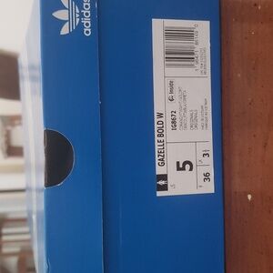 Adidas Gazelle sued deep Orange with 3 White Strips. Worn ONLY onces. Size 5 Men